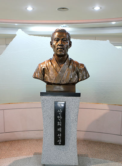 백산 안희제선생 흉상