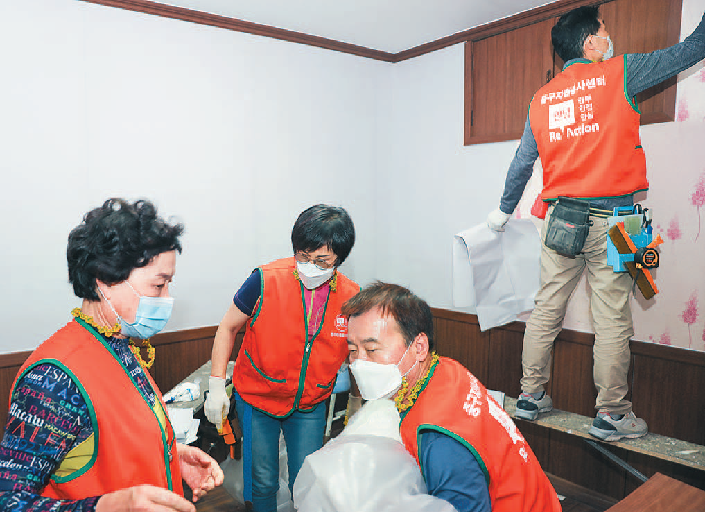 재능기부 자원봉사자들 피해가구 집수리 봉사