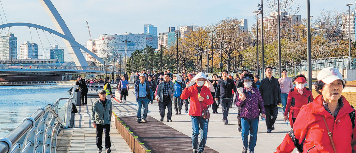 구민들, 가족과 함께 북항 걸었다