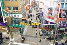 국제시장， 산뜻한 쇼핑거리로