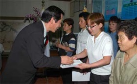 사진뉴스 Top 4 - 모범청소년 격려