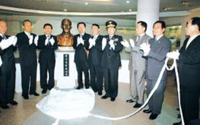 백산 안희제 선생 흉상 제막