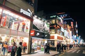 광복로서 미술작품 감상한다