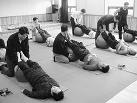 뇌졸중 어르신들 운동 도와 드립니다