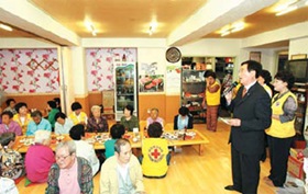 사진으로 보는 의정 활동 - 경로위안 잔치서 어르신들 격려