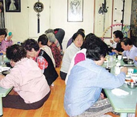 중앙곰탕, 어르신 무료식사 대접