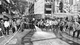 축제 위해 `쓸고 닦고'