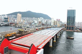 복원 영도대교 첫 상판 가설했다