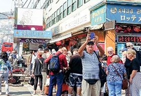 국제시장에 외국인들이 줄섰어요!