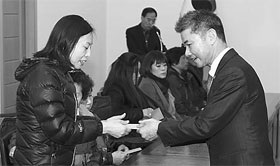 김필곤 회장, 저소득가정 학습참고서 지원