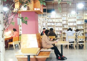 용두산공원 공영주차장 앞 북카페 `일첼로'