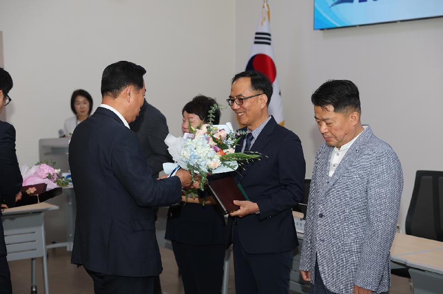 상반기 퇴직·공로연수자 격려 2