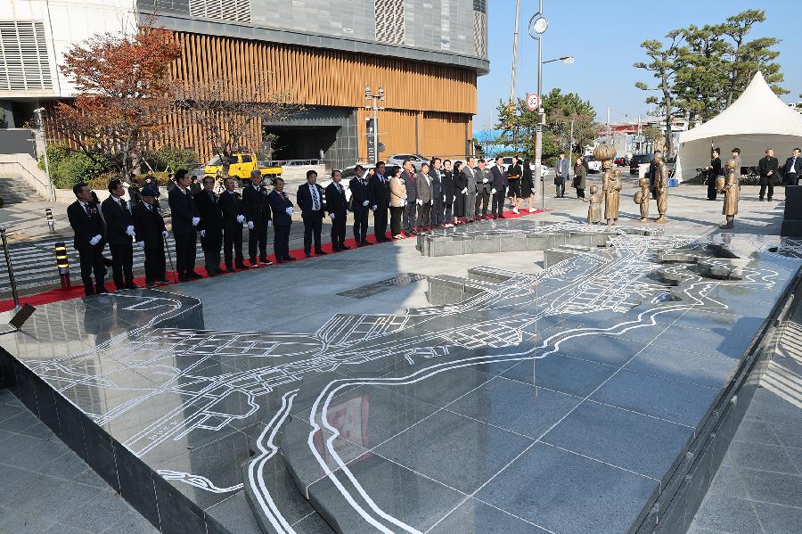 통일염원 조형물 피란수도 광장 조성식 사진