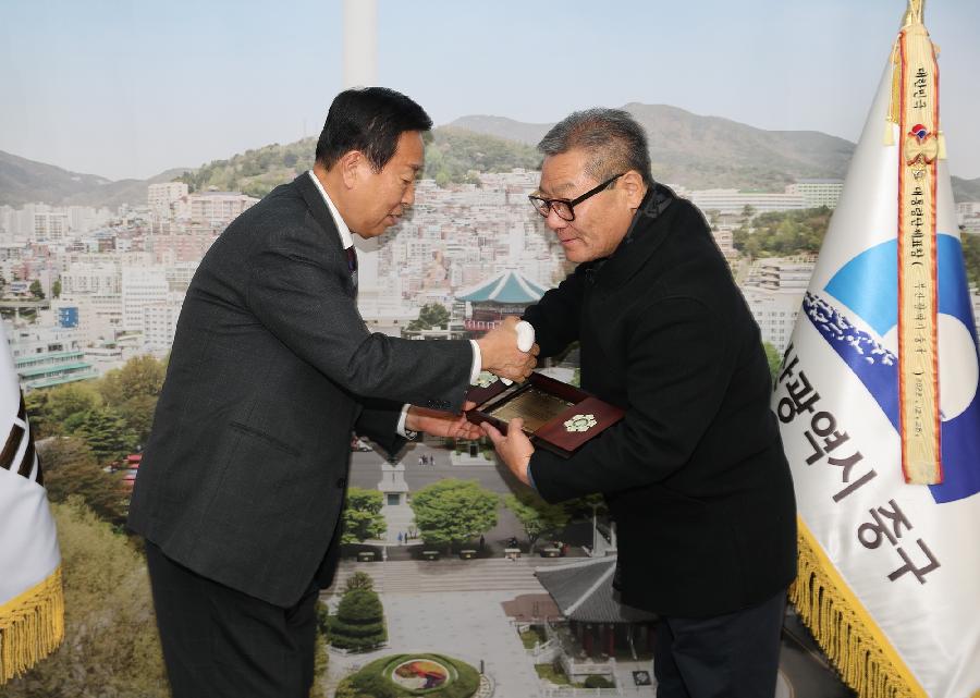 중구전통시장연합회 불우이웃돕기 성품기탁 4